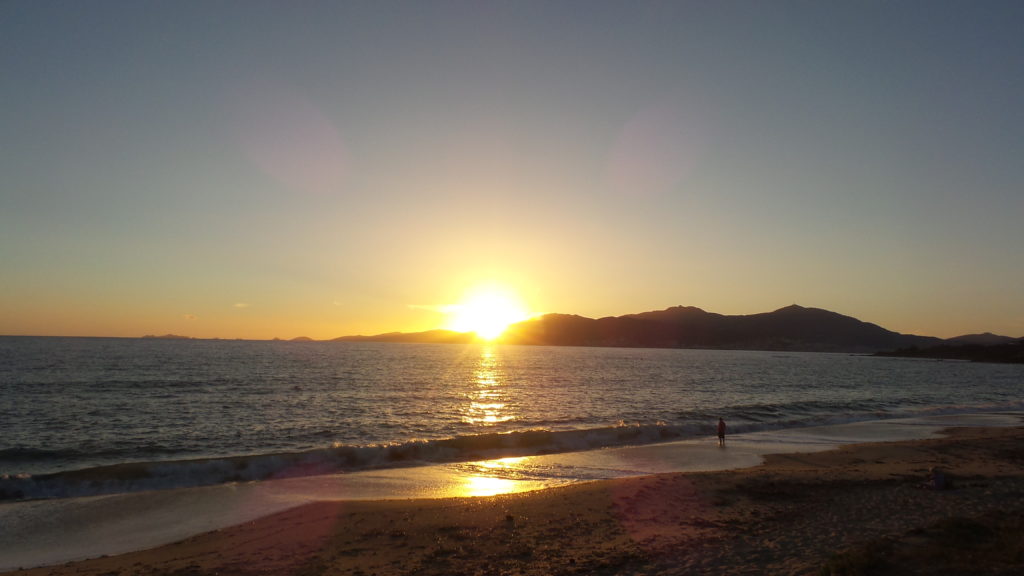 Le coucher du soleil sur la plage d'Agosta