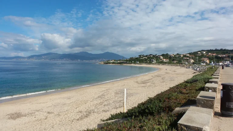 La résidence l'Onda, à seulement 100 mètres de la plage d'Agosta